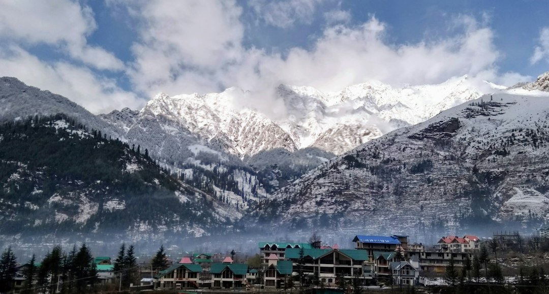 Best places to visit in Himachal Pradesh in winter: mountain landscape near Manali